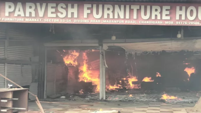 Chandigarh Fire News :चंडीगढ़ की फर्नीचर मार्केट में लगी भीषण आग।