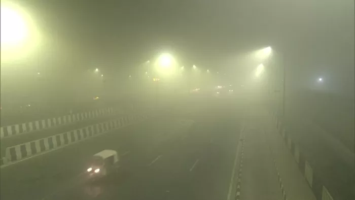 Delhi Weather: दिल्ली-एनसीआर में छाई घने कोहरे की चादर, IGI एयरपोर्ट पर विजिबिलिटी हुई 50 मीटर