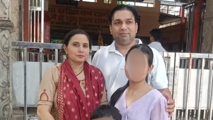 पत्नी दीपक के साथ विनोद, साथ में दोनों बच्चे।