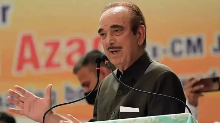 जनसभा में नौकरियां व भूमि के अधिकार सुरक्षित बनाने पर कानून बनाने को लेकर गुलाम नबी आजाद (फाइल फोटो)
