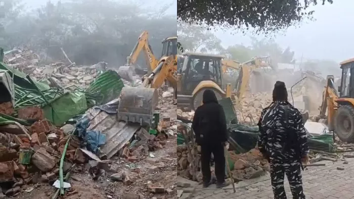 दिल्ली में कई साल पुराने मंदिर पर चला बुलडोजर