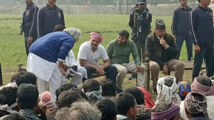 Bharat Jodo Nyay Yatra: किसानों से बात करते हुए राहुल गांधी।