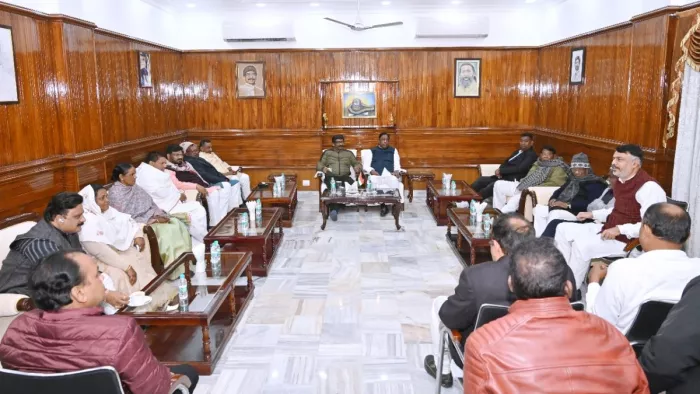 मुख्यमंत्री आवास पर सत्तारूढ़ दलों के विधायकों की बैठक खत्म, जल्द आ सकता है कोई बड़ा फैसला