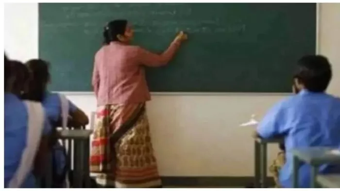 Jharkhand Teachers Transfer: झारखंड में सियासी उथल-पुथल के बीच शिक्षकों का तबादला, इतने गुरुजी किए गए इधर से उधर