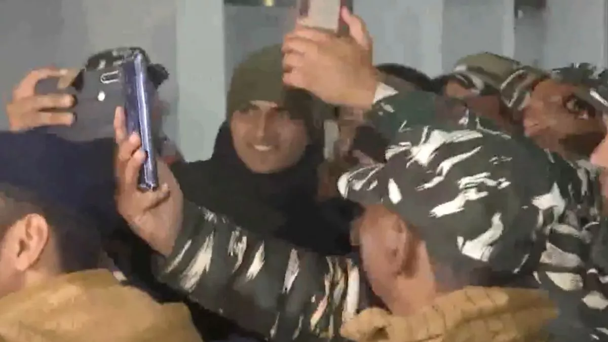 Tejashwi Yadav Video: ईडी दफ्तर से बाहर निकले तेजस्‍वी तो 'शेर आया... शेर आया...' के लगे नारे, Selfie लेने लगे CRPF के जवान - Tejashwi Yadav Video When Tejashwi came out of