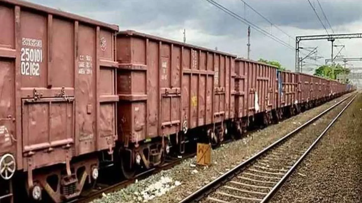 UP News: दो हिस्सों में बटी मालगाड़ी, पौन घंटे तक ट्रैक पर खड़ी रही ट्रेन; अनजान बने रहे अधिकारी
