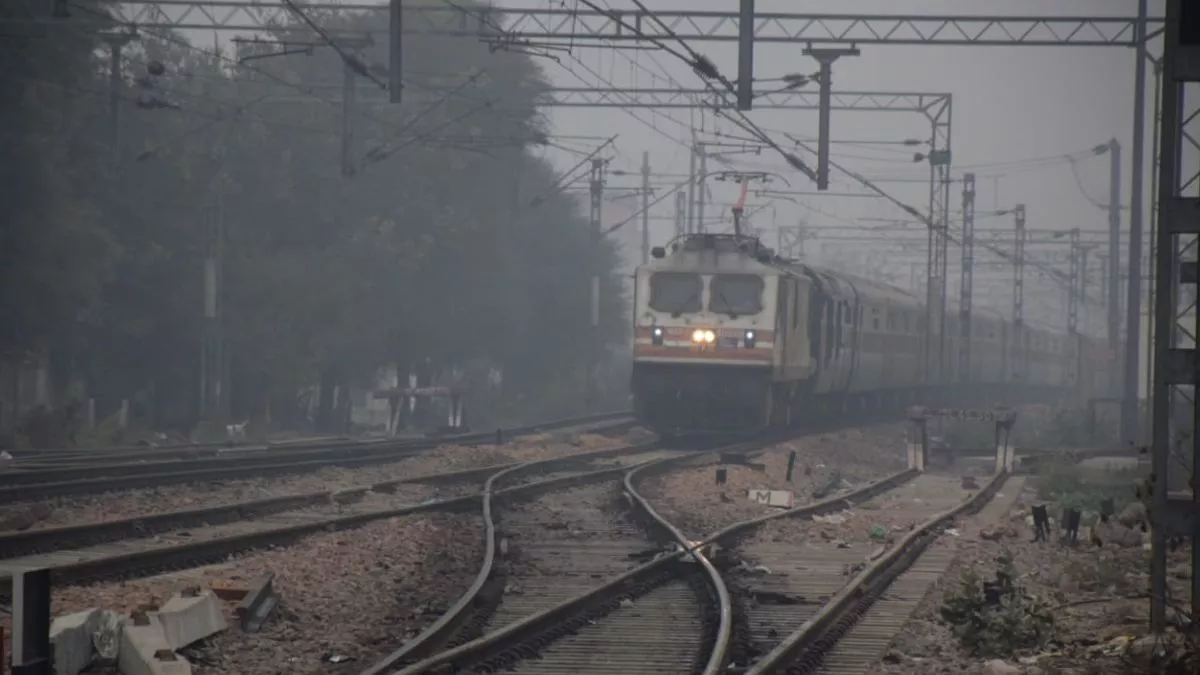 Indian Railways: दरभंगा हमसफर बुधवार तड़के तीन बजे होगी रवाना, देरी से चल रही दिल्ली आने वाली 90 ट्रेनें; देखें List