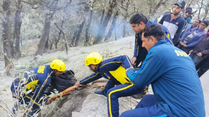 Tehri Accident: एसडीआरएफ की टीम ने खाई में उतरकर दोनों के शव निकाले। Jagran