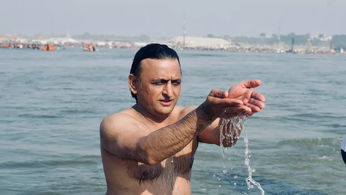 अखिलेश की संगम में 'डुबकी' पर गरमाई सियासत, पूर्व मुख्यमंत्री बोले- उपचुनाव की वजह से सपा प्रमुख गए महाकुंभ