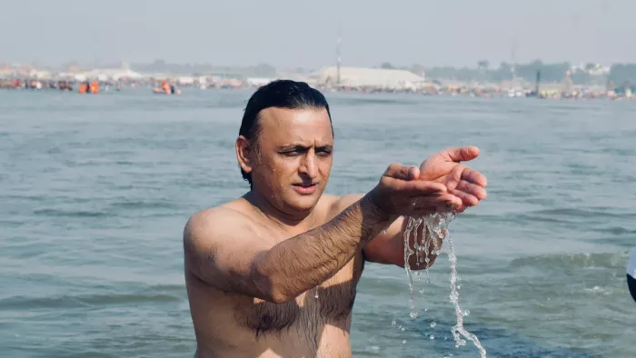 संगम में स्नान करते सपा प्रमुख अखिलेश यादव (फाइल फोटो)
