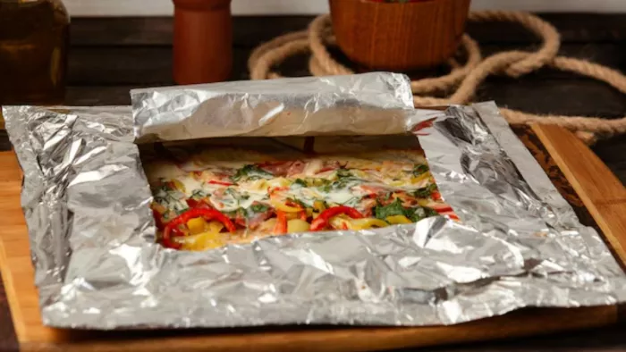 खतरनाक हो सकता है Aluminium Foil में खाना पैक करना (Picture Courtesy: Freepik)