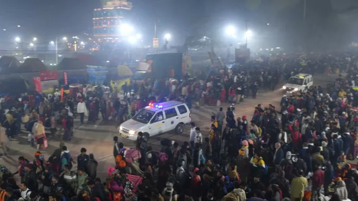 महाकुंभ मेला में संगम पर भगदड़ के एम्बुलेंस से घायलों को ले जाते।