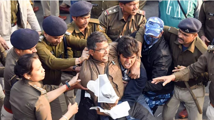 प्रदर्शनकारियों को काबू में करती पटना पुलिस। (एएनआई)