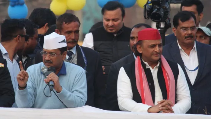 Delhi chunav 2025: किराड़ी में रोड शो के दौैरान अरविंद केजरीवाल के साथ दिखे अखिलेश यादव। फोटो जागरण