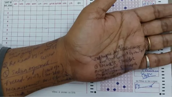 गाजियाबाद में उड़ाका दल ने विभिन्न कॉलेज में पकड़े 10 नकलची। जागरण फोटो