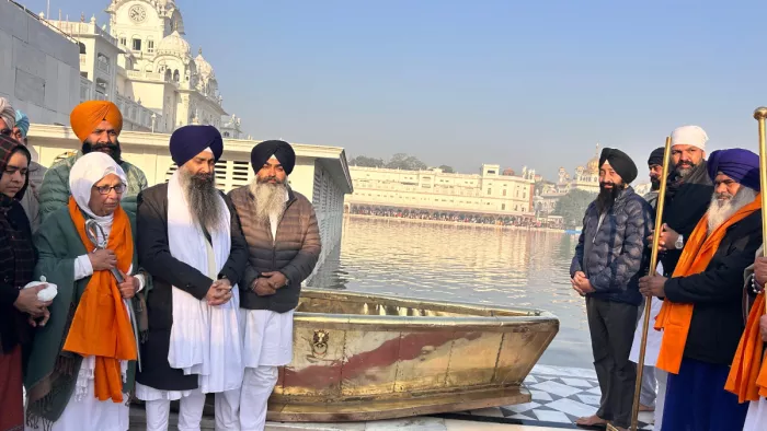 Amritsar News: पंजाब के अमृतसर में गोल्डन टैंपल में सुनहरी नाव