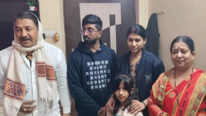 स्वजन के साथ रोहित : सौ. इंटरनेट मीडिया