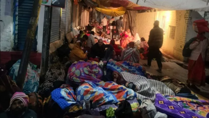 प्रयागराज जंक्शन जाने वाले मार्ग को बंद करने पर शहराराबाग मुहल्ले में गलियों में इस तरह लेटे हैं श्रद्धालु। जागरण