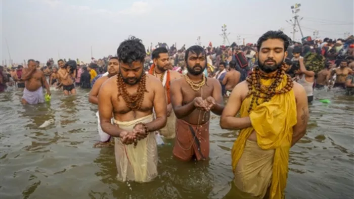 हादसे के बाद कितने लोगों ने संगम में लगाई डुबकी - प्रतीकात्मक तस्वीर।