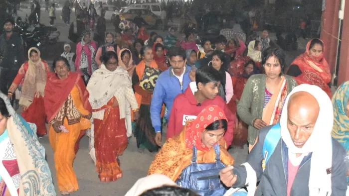 Maha Kumbh 2025 स्पेशल ट्रेन से गोरखपुर रेलवे स्टेशन पहुंची श्रद्धालुओं की भीड़। जागरण