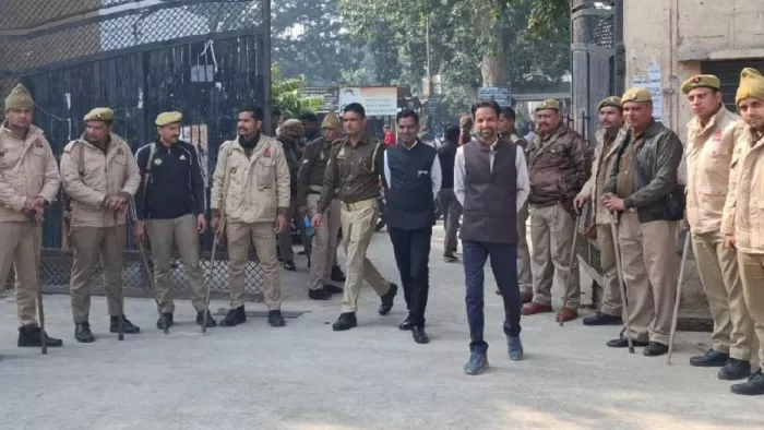 दंगे के आरोपियों की सुनवाई के लिए डाली गई जमानत प्रार्थना पत्र के दौरान न्यायालय पर तैनात पुलिस फोर्स। जागरण