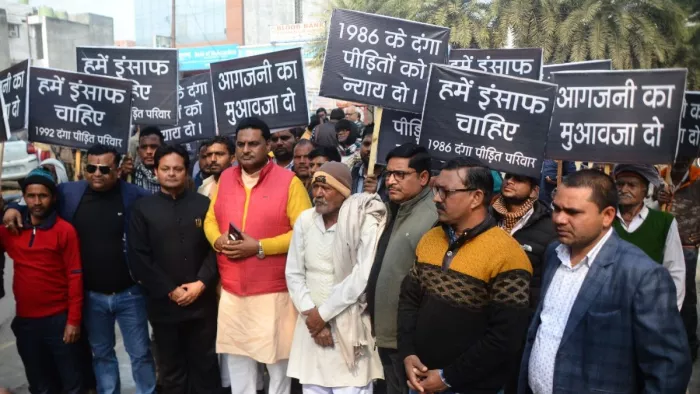 संभल में न्यायिक जांच आयोग से इंसाफ की मांग करने पहुंचे 1978 में हुए दंगे के पीड़ितों के परिजन। जागरण