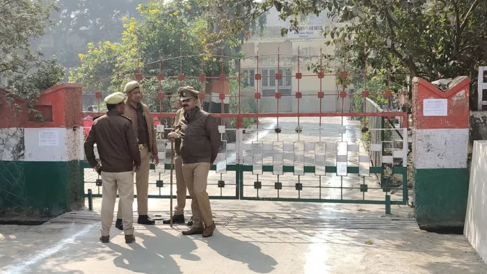 Sambhal violence: मौके पर पुलिस टीम तैनात। जागरण