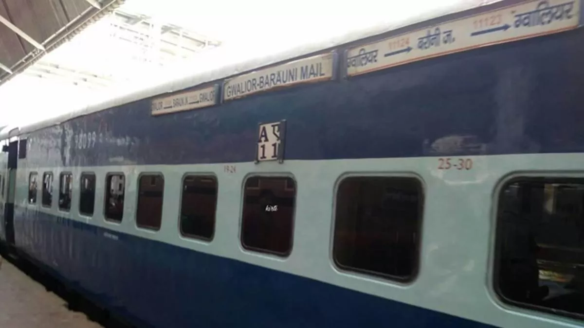 Hajipur News: ग्वालियर-बरौनी मेल में चल रही थी चेकिंग, बोरी खोलते ही मचा हड़कंप; आरोपी मौके से गिरफ्तार