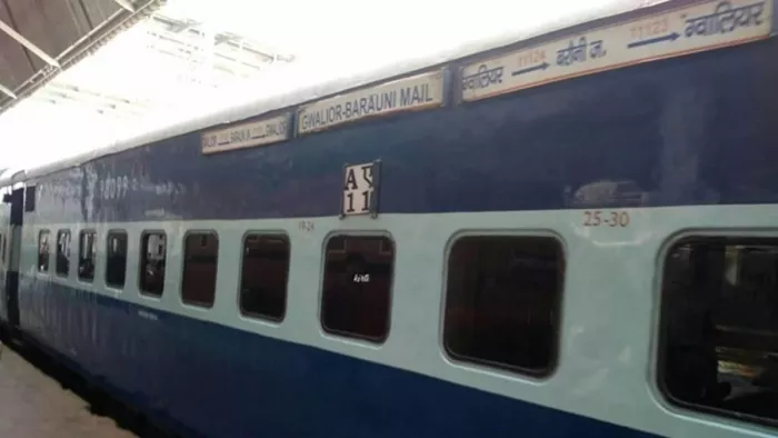 बरौनी ग्वालियर मेल में बोरी में मिली शराब (जागरण)