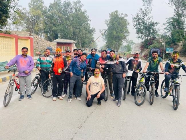 celebrates holi with army personnel