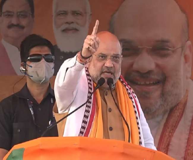 अमित शाह नंदीग्राम में तीन रोड शो के बाद एक जनसभा को संबोधित कर रहे हैं।