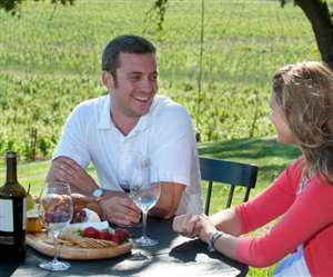 फॉर्म हाउस में ताजे खानपान का लुत्फ उठाता कपल