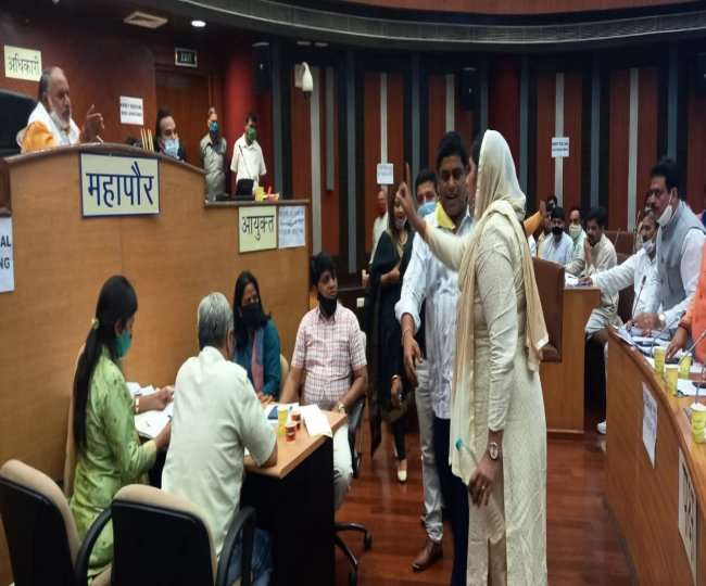 आप पार्षद गुड्डी देवी ने महापौर के आसन पास आकर दी आत्मदाह की चेतावनी।