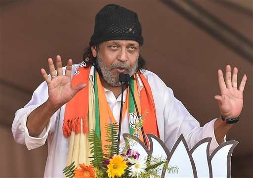 भोजपुरी फिल्मों के एक और सुपरस्टार व भाजपा सांसद मनोज तिवारी ने 'जय श्रीराम के नारे भी लगाए।