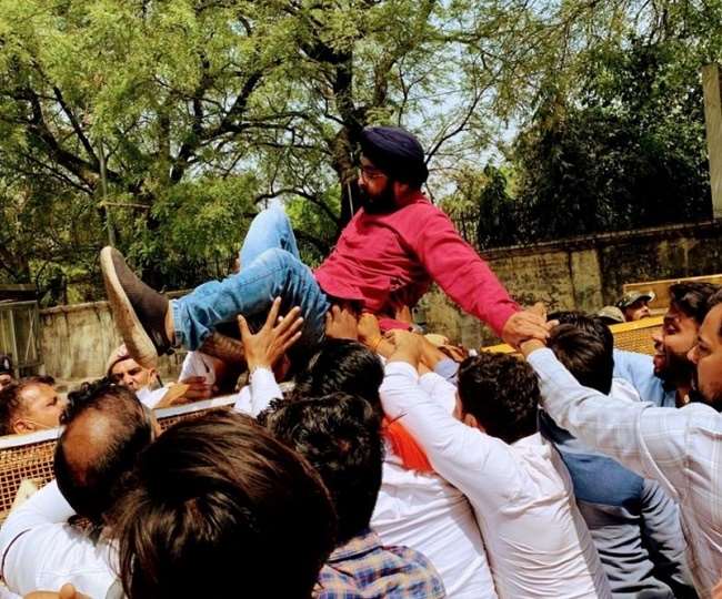 दिल्ली के सीएम अरविंद केजरीवाल के घर पर असामाजिक तत्वों ने हमला किया है।