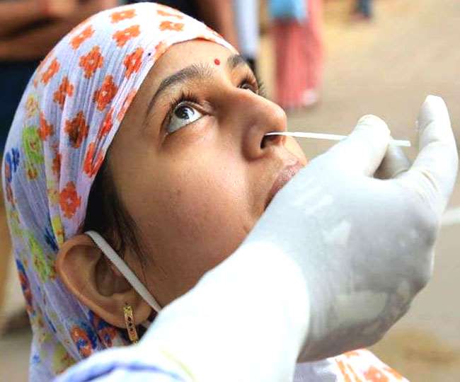 Covid 19 Omicron Variant: देशभर में कोरोना वायरस संक्रमण के मामले तेजी से घटे हैं।