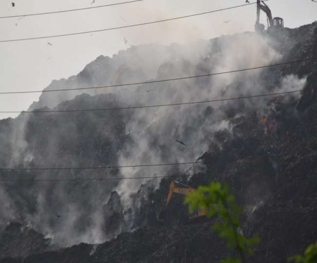 गाजीपुर लैंडफिल साइट पर लगी आग से उठता धुआं। पारस कुमार