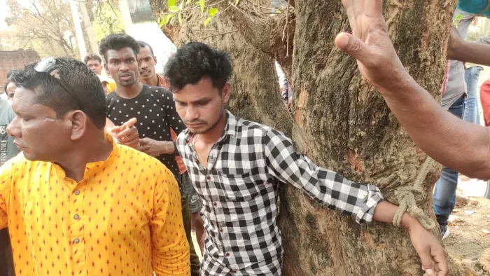 फरार आरोपित नसरुद्दीन के बेटे को ग्रामीणों ने बंधक बनाया।
