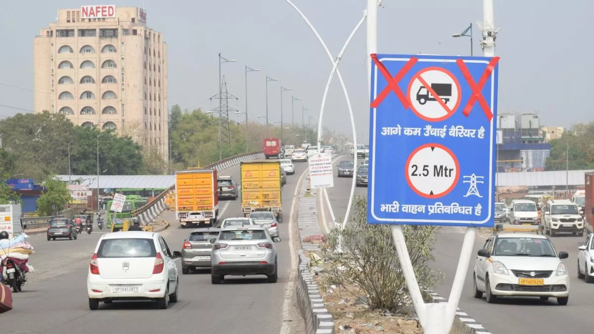 Delhi: आश्रम फ्लाईओवर से हाइट बैरिकेड गायब, प्रतिबंध के बावजूद धड़ल्ले से दौड़ रहे भारी वाहन