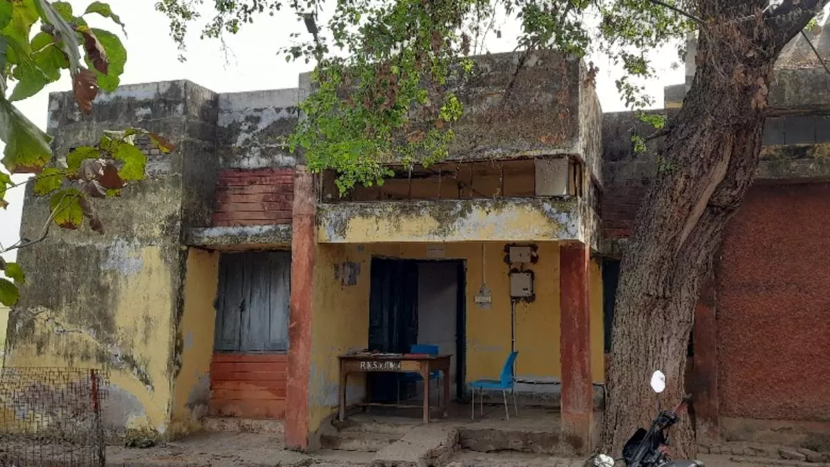 Aurangabad: संकट में स्वास्थ्य के जिम्मेदार...अस्पताल प्रभारी का पता जर्जर भवन और दीमक लगी खिड़कियों वाला निवास