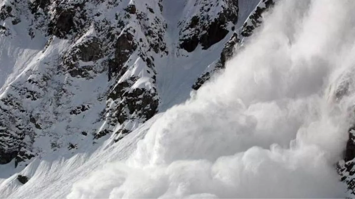 Avalanche Warning: जम्मू-कश्मीर में हिमस्खलन की चेतावनी, इन जिलों में अलर्ट जारी