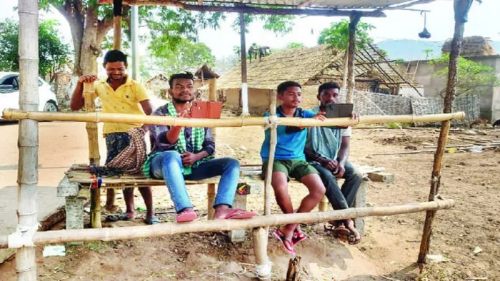 मोबाइल होम में बैठकर फोन पर बातें करते लोग
