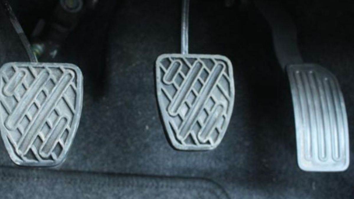 Car Buyer Guide क्यों टाइट हो जाता है कार का Clutch Pedal? ये हो सकती