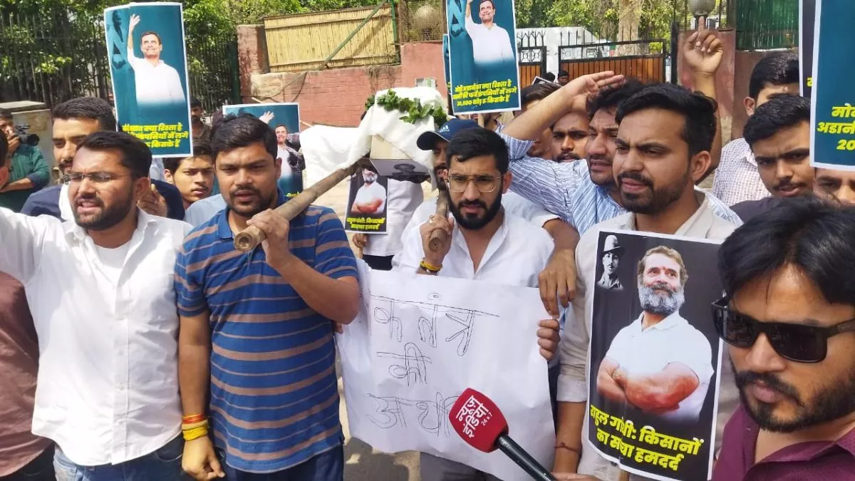 राहुल की सदस्यता रद्द होने पर NSUI आग बबूला, दिल्ली में विरोध प्रदर्शन; प्लेकार्ड पर लिखा- लोकतंत्र की अर्थी