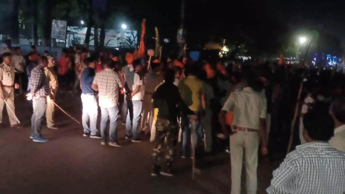 Dhanbad News: रामनवमी जुलूस को लेकर दो समुदायों के बीच हुई नोकझोंक और झड़प, पुलिस ने किया लाठीचार्ज