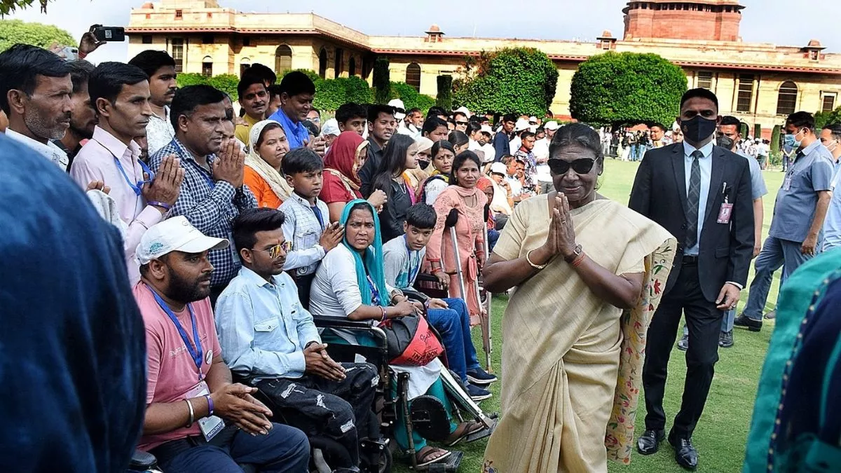 Delhi: राष्ट्रपति के आमंत्रण पर अमृत उद्यान पहुंचे 10 हजार से अधिक दिव्यांग, 100 से अधिक ट्रांसजेंडर भी मौजूद