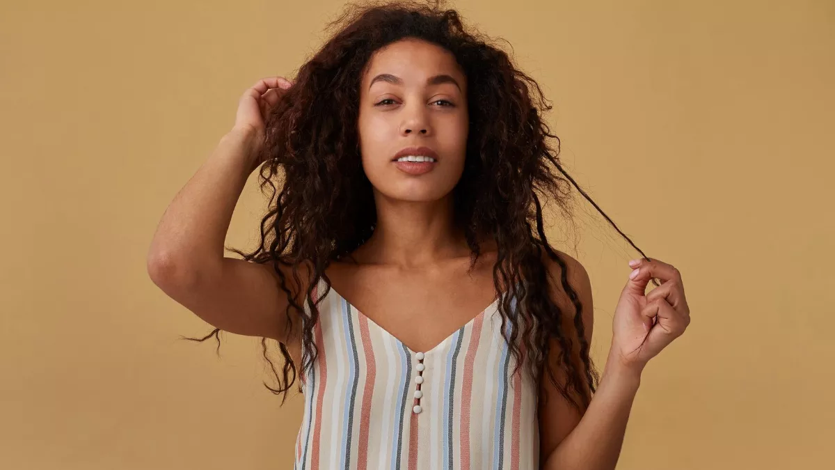 Frizzy Hair care: घर में इन 2 चीज़ों से बनाएं नेचुरल सीरम और पाएं उलझे बालों की समस्या से राहत