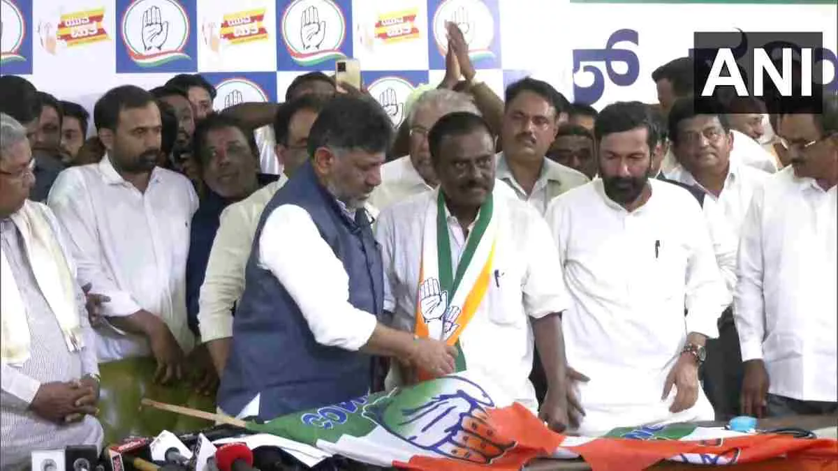 Karnataka Assembly Election: JDS को लगा बड़ा झटका, विधायक श्रीनिवास हुए कांग्रेस में शामिल