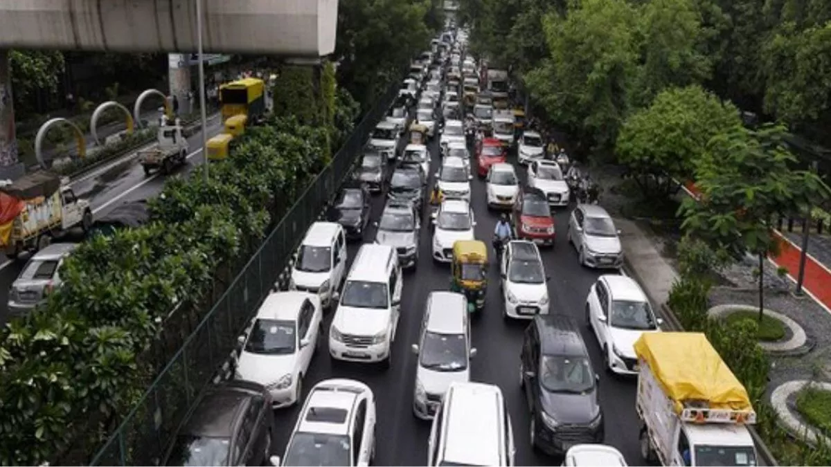 Old Vehicles In Delhi: दिल्ली में पुराने वाहनों को जब्त करने का अभियान शुरू, 50 लाख गाड़ियां रडार पर