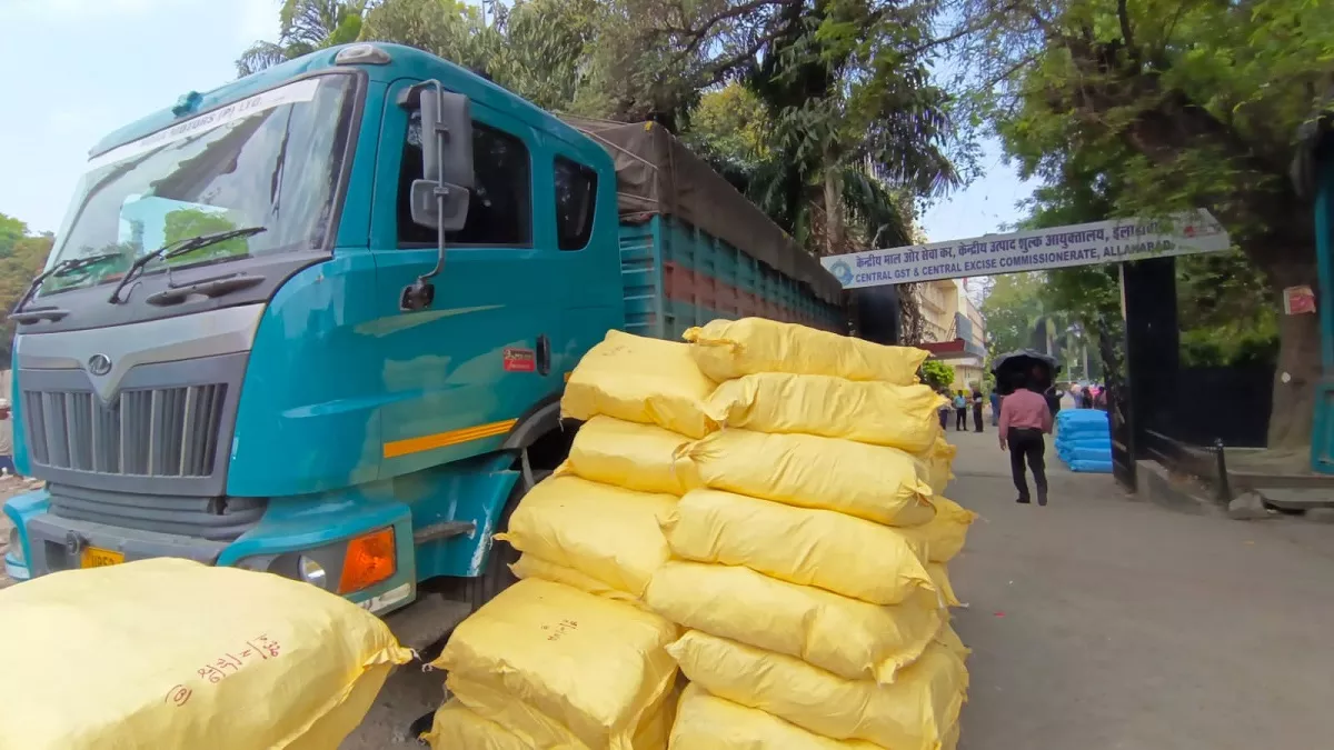 Prayagraj News: सात ट्रकों में लदा करोड़ों का गुटखा GST टीम ने पकड़ा, ट्रक छोड़कर भागे ड्राइवर धराए